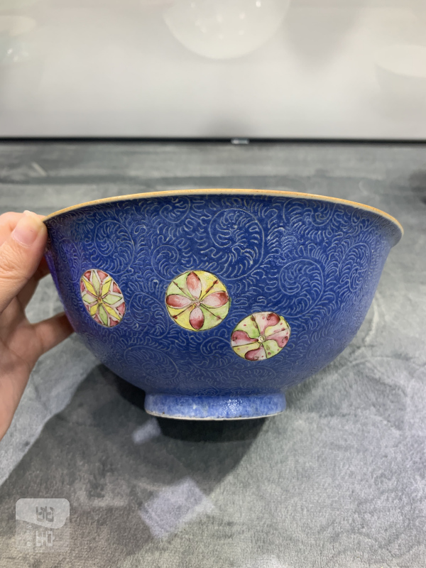 清乾隆蓝地轧道粉彩皮球花卉纹大碗 - 图2